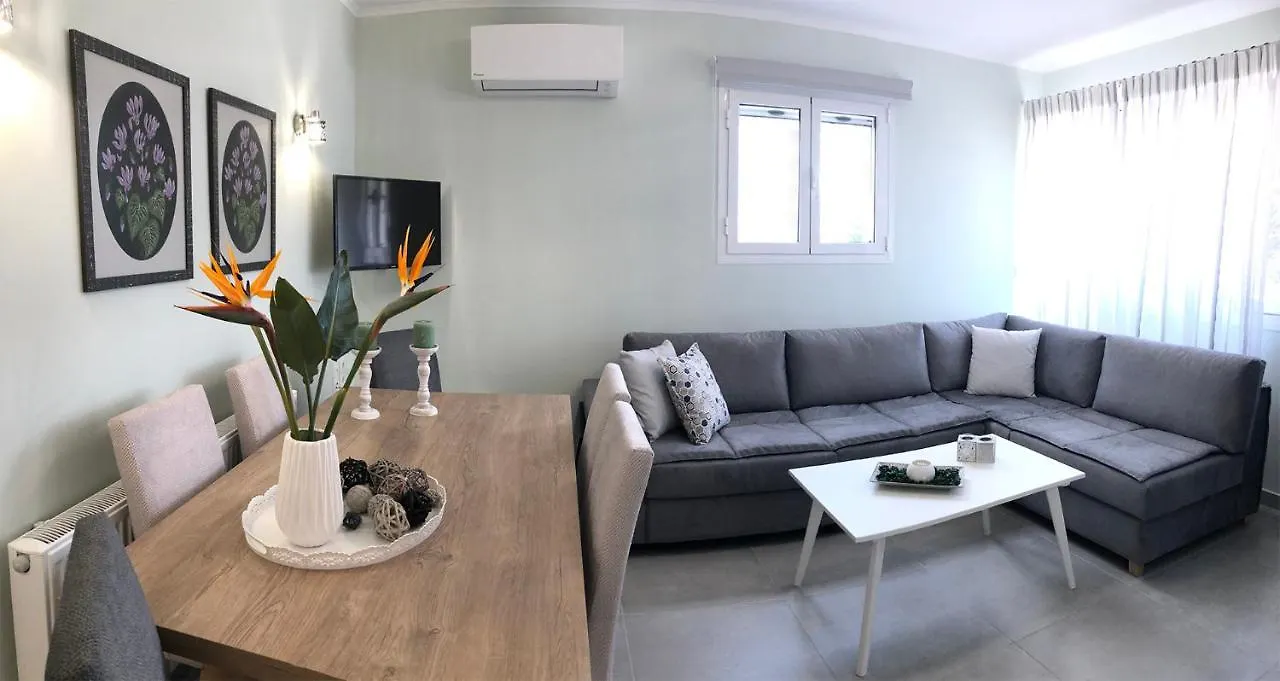 Strelitzia Apartments Karavádosz